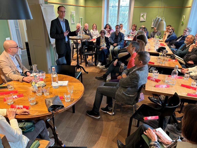 Prf. Dr. Dr. Klaus Beisbart discusses AI at the "Wissenschaftsapéro"